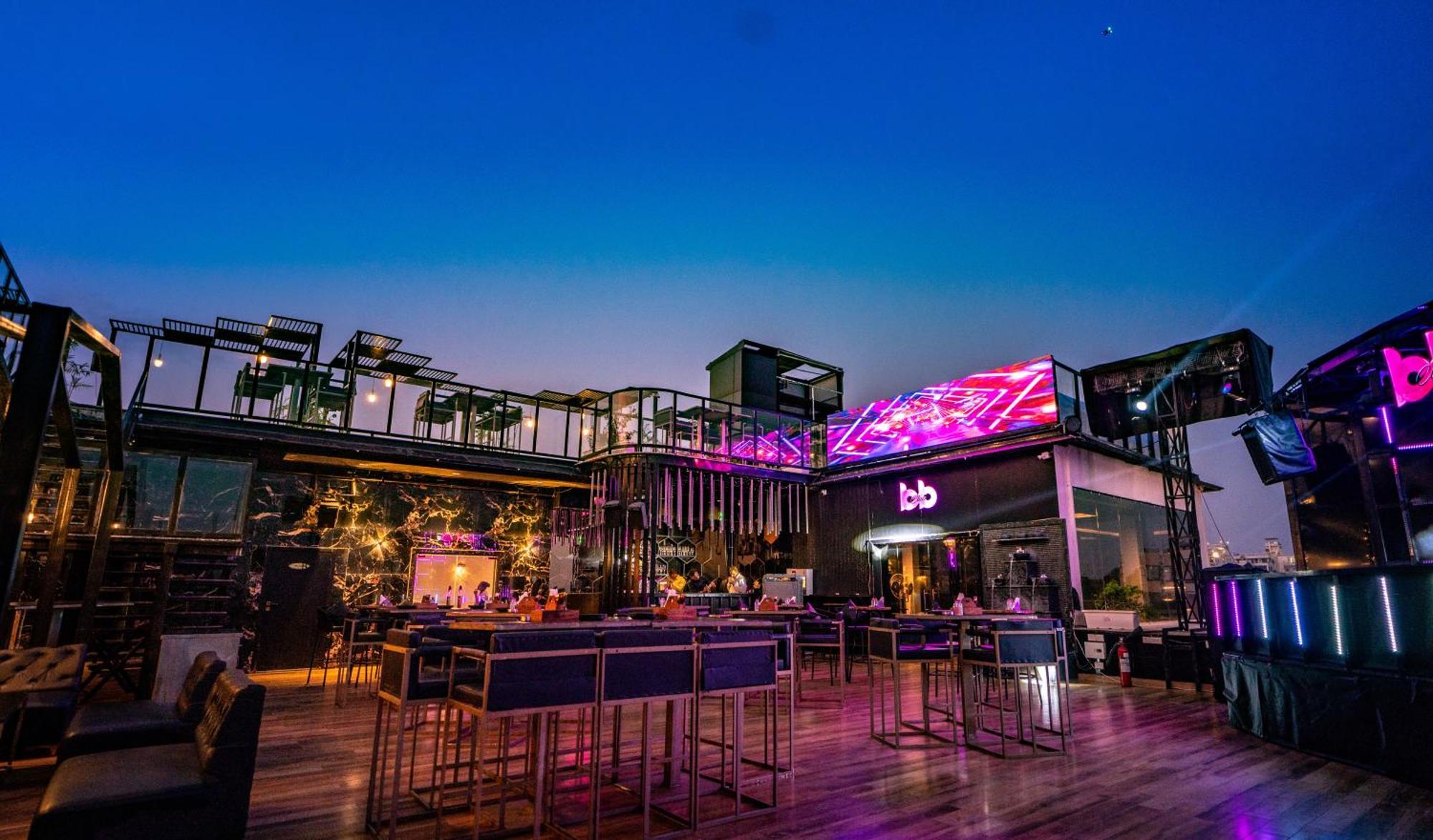 Отель The Courtyard - Beyond Bar & Club Удайпур Экстерьер фото